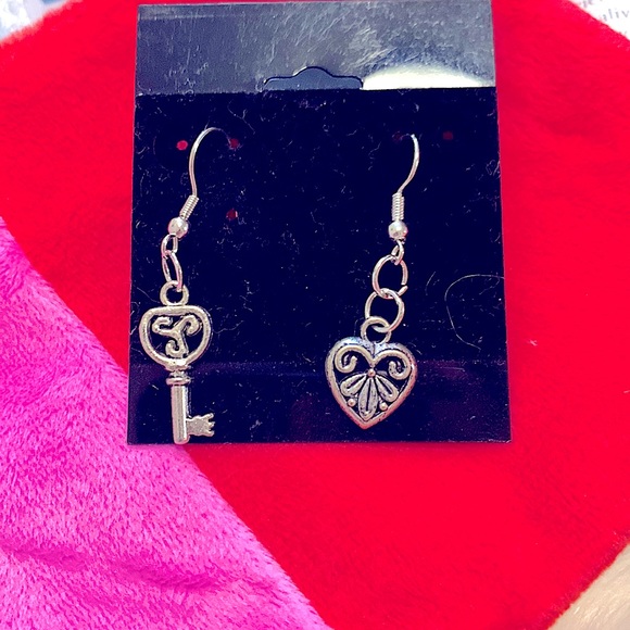 🆕Antique Silver“Key-2My-Heart”Charm Earring Lightweight Fishhook Hypoallergenic - Picture 3 of 14